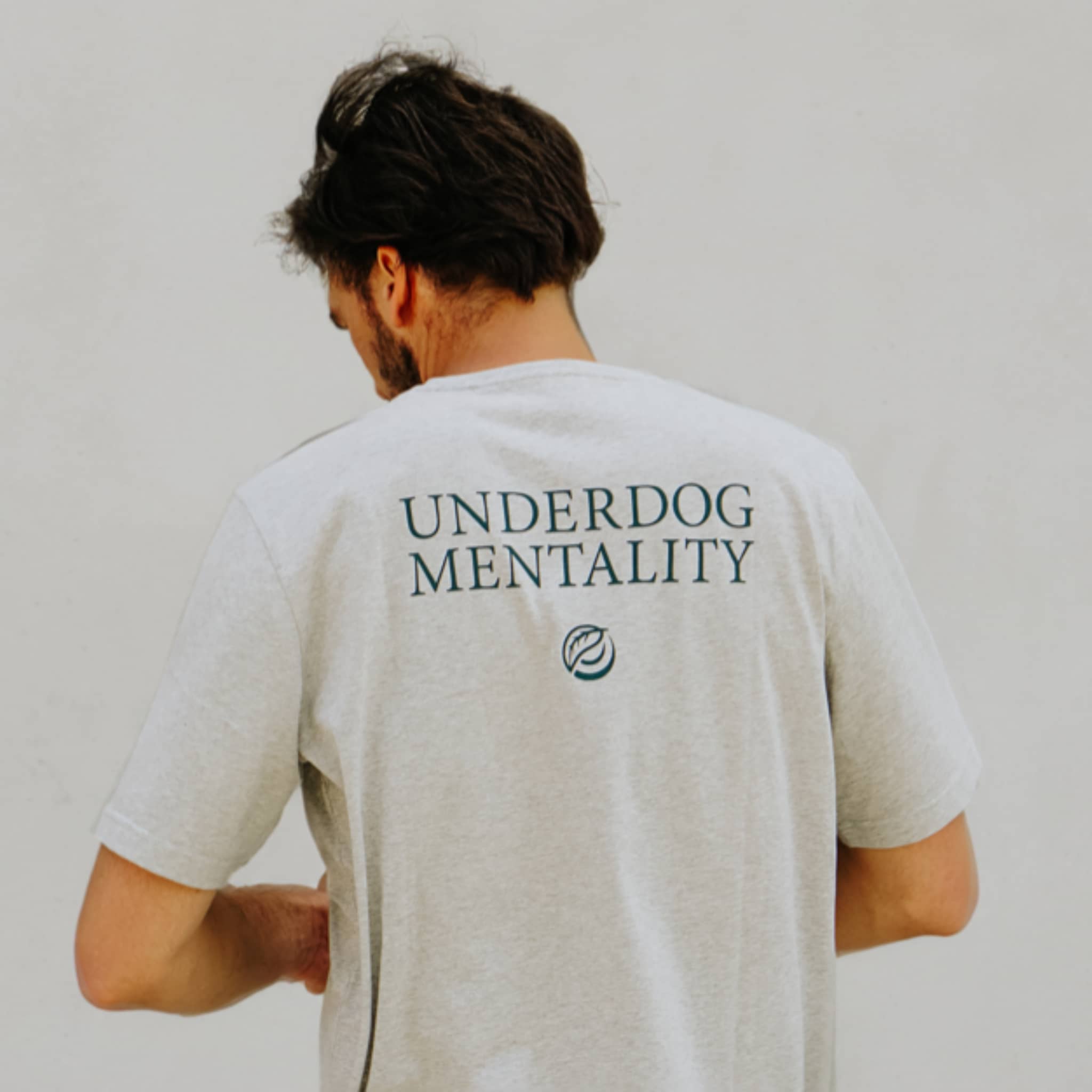 UNDERDOG MENTALITY | Natural Backprint Tee - grau meliert