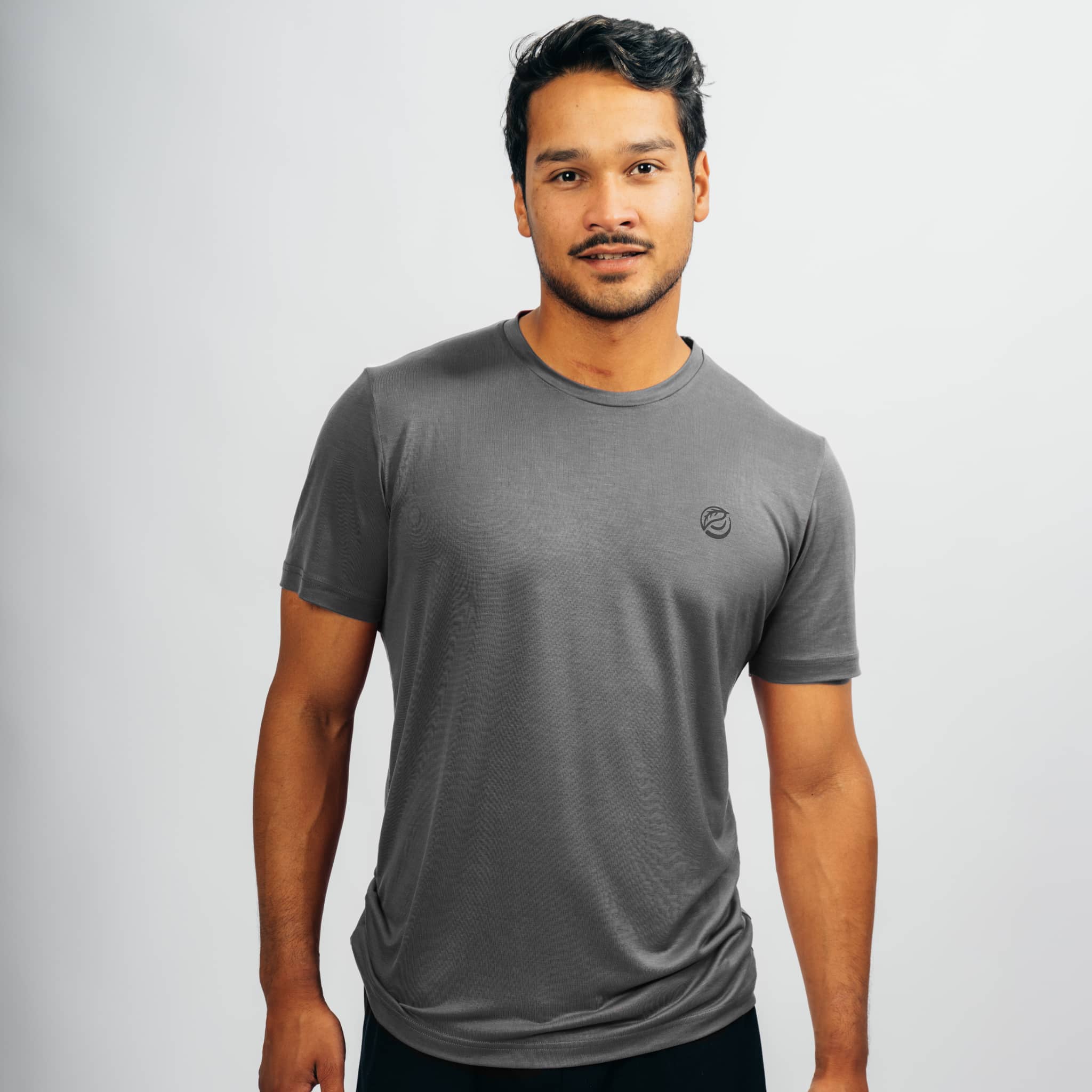 mann-mit-grauem-sportshirts-aus-100%tencel-lyocell-schaut-gerade-in-die-kamera-und-lächelt