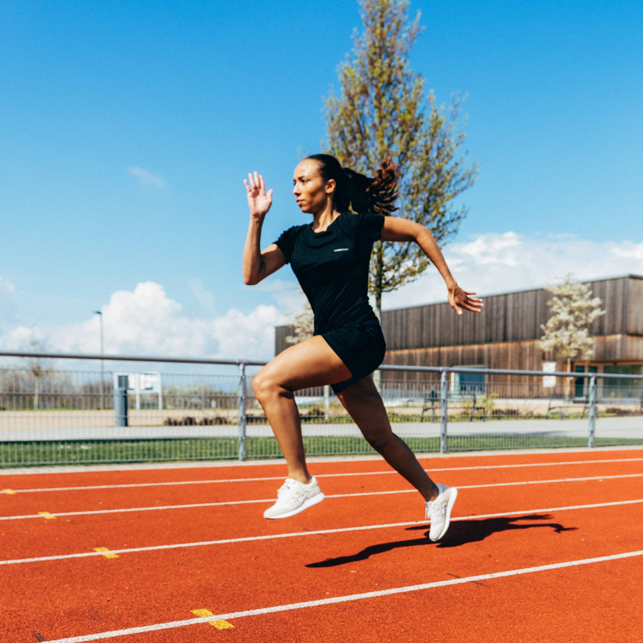 Girl-Running-in-TENCEL-Lyocell-Nachhaltige-Sportkleidung-VIDAR Sport