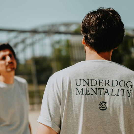 UNDERDOG MENTALITY | Natural Backprint Tee grey